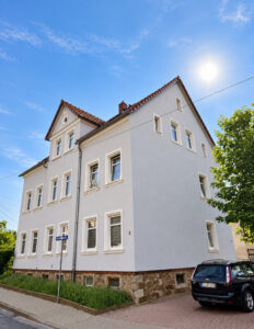 Helles Mehrfamilienhaus mit Ziergiebel