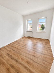 Leeres Schlafzimmer mit zwei Fenstern
