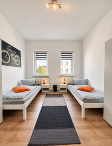 Schlafzimmer einer Ferienwohnung mit zwei Einzelbetten