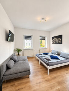 Wohn- und Schlafraum einer Ferienwohnung mit Doppelbett und Sofa