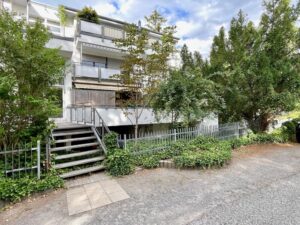 Straßenansicht eines Wohnhauses mit Treppe zum Eingang