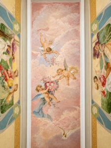 Verzierte Decke mit Engelsfiguren und floraler Malerei