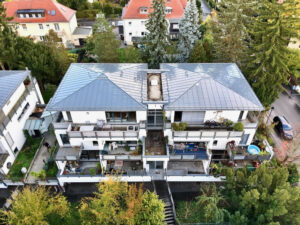 Luftaufnahme von Dach und Balkonfassade eines Mehrfamilienhauses