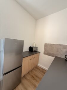 Kühlschrank und Küchenunterschrank mit Holzfronten