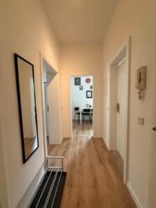 Flur einer Ferienwohnung mit Garderobe, Spiegel und Sitzbank
