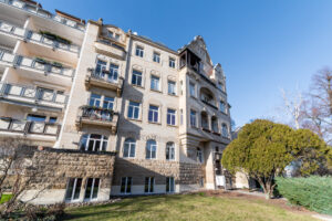 Historisches Mehrfamilienhaus mit Erker und Vorgarten