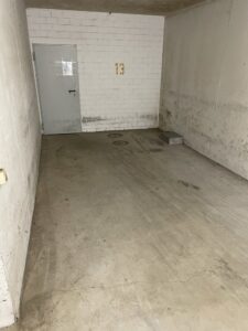 Leerer Tiefgaragenstellplatz mit der Nummer 13