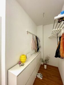 Wohnungsflur mit Garderobe und Einbauschränken