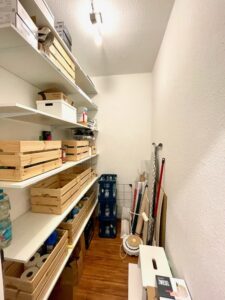 Abstellkammer mit Regalen und Haushaltsgeräten
