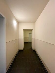 Schmaler Hausflur mit Fliesenboden