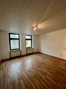 Leeres Zimmer mit Holzdecke und Boden in Holzoptik
