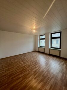 Leeres Zimmer mit Holzdecke und Boden in Holzoptik