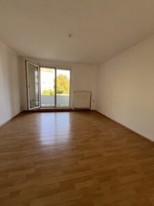 Leeres Wohnzimmer mit Zugang zum Balkon