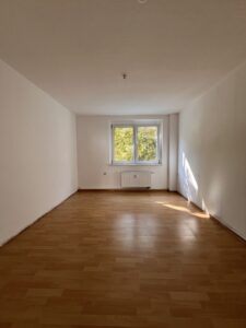 Leeres Schlafzimmer mit zwei Fenstern