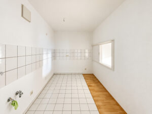 Leere Küche mit weißem Fliesenspiegel und Fenster