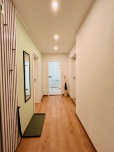 Heller Flur mit Garderobe und Deckenbeleuchtung