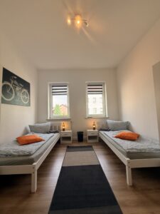 Schlafzimmer einer Ferienwohnung mit zwei Einzelbetten