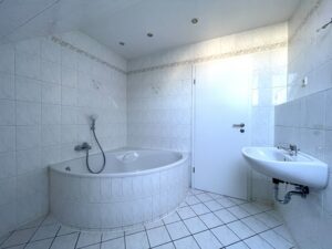 Bad mit Eckbadewanne
