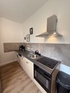 Küchenzeile einer Ferienwohnung mit Herd und Spüle