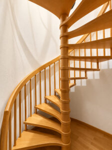 Hölzerne Wendeltreppe in einer Wohnung