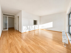 Leeres Wohnzimmer mit Blick auf den Durchgang zum Flur