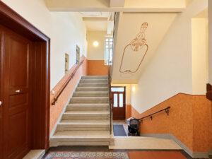 Wandmalerei mit einer Figur im Treppenhaus