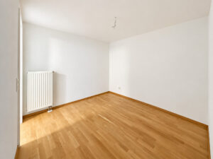 Kleines leeres Zimmer mit weißen Wänden