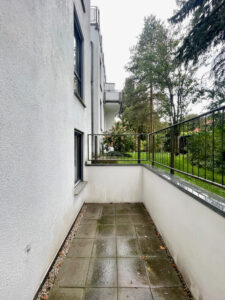 Schmale Terrasse auf der unteren Wohnebene